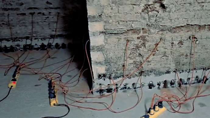 Metoda osuszania mokrych murów przy użyciu grzałek elektrycznych.