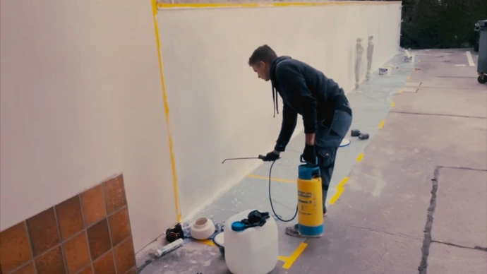 Zabezpieczanie muru zewnętrznego powłoką mineralną.