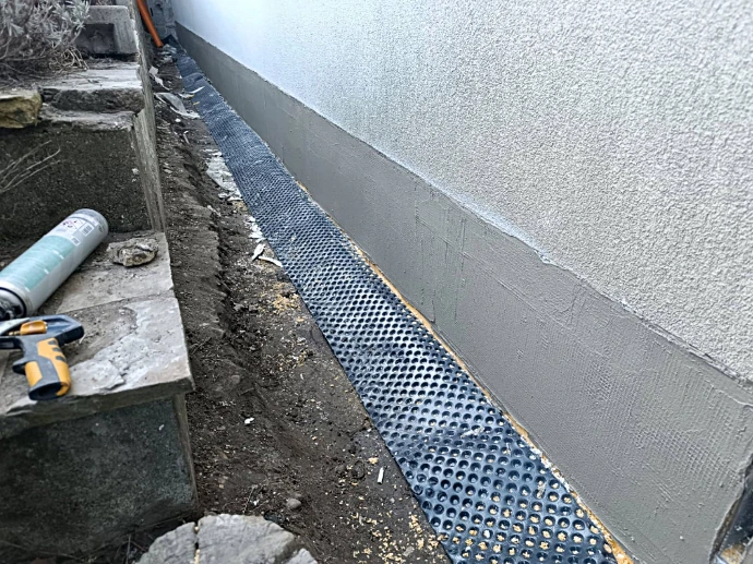 Odkrywka ścianay fundamentowej i hydroizolacja mineralna.