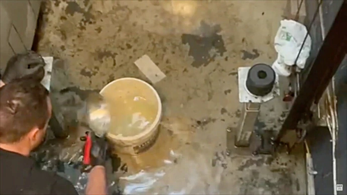 Wybieranie wody z dna szybu windy przed założeniem zapory hydroizolacyjnej NCT.