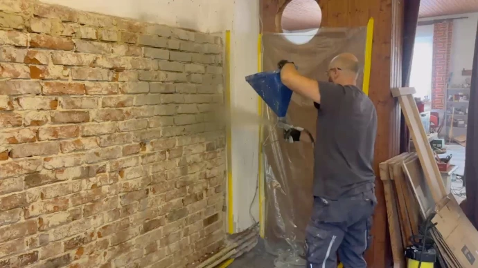 Powłoka hydroizolacyjna naniesiona na mur wnika do jego środka, krystalizuje wodę i w ten sposób uszczelnia.