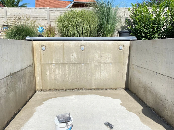 Basen rekreacyjny w trakcie prac uszczelniających zaprawami mineralnymi NCT.